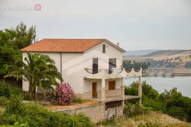 Villa con vista lago di Guardialfiera.
