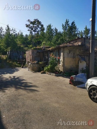 Pozzuoli Terreno con tre rustici sovrastanti