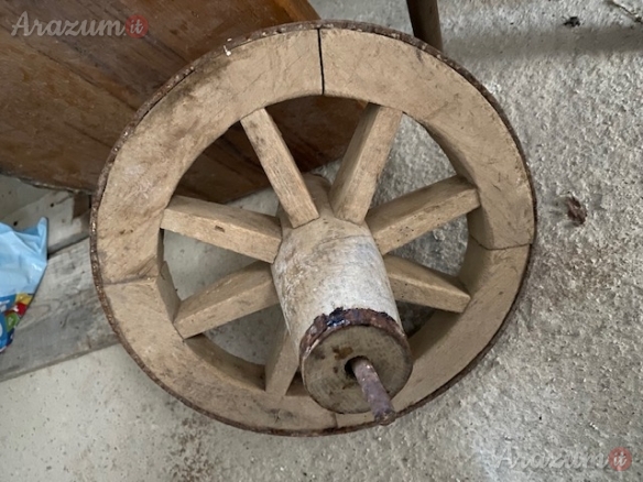 Antica ruota in legno