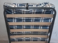 Letto pieghevole con struttura in metallo con Doghe in legno e materasso.