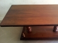 Tavolinetto basso in legno massello, design elegante, superficie piana rettangolare,