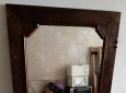Specchio con cornice in legno scuro,