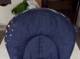 Sdraietta Chicco Hooplà blu con dettagli multicolore a stelle e un'imbracatura di sicurezza.
