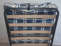 Letto pieghevole con struttura in metallo con Doghe in legno e materasso.