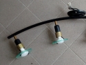 Lampada da soffitto con base curva nera e quattro punti luce.