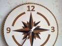 Orologio da parete decorativo con design a forma di rosa dei venti.
