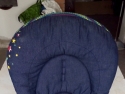 Sdraietta Chicco Hooplà blu con dettagli multicolore a stelle e un'imbracatura di sicurezza.