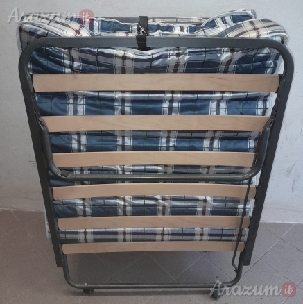 Letto pieghevole con struttura in metallo con Doghe in legno e materasso.