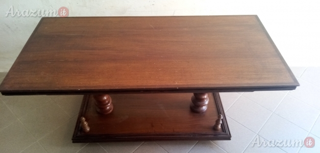 Tavolinetto basso in legno massello, design elegante, superficie piana rettangolare,