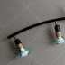 Lampada da soffitto con base curva nera e quattro punti luce.