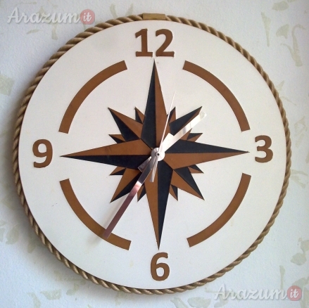 Orologio da parete decorativo con design a forma di rosa dei venti.