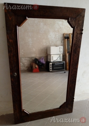 Specchio con cornice in legno scuro,