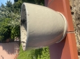 Vaso da fiori grigio con sottovaso