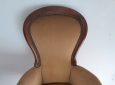 Poltrona in legno intagliato con rivestimento in tessuto Velluto beige.