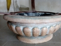 Tavolino basso piano in Vetro basamento in pietra e metallo
