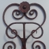 Appendiabiti in ferro battuto con volute decorative e un motivo floreale. 4