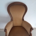 Poltrona in legno intagliato con rivestimento in tessuto Velluto beige.