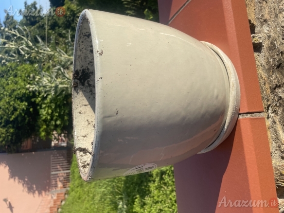 Vaso da fiori grigio con sottovaso