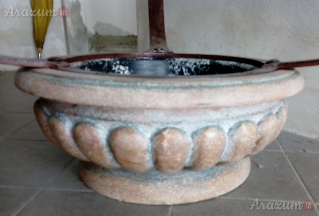 Tavolino basso piano in Vetro basamento in pietra e metallo