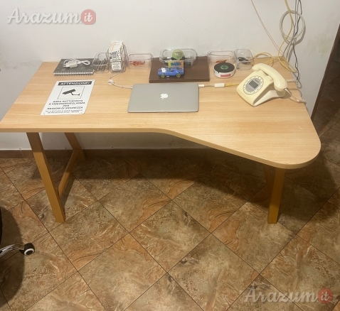 SCRIVANIA E POLTRONCINA PER STUDIO O UFFICIO VENDO.