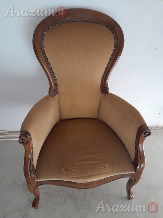Poltrona in legno intagliato con rivestimento in tessuto Velluto beige.