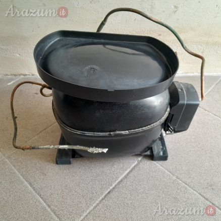 Motore Compressore per frigorifero Ariston BCS 321 AI e compatibile con altri modelli