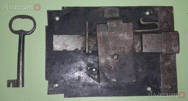 Serratura Antica in ferro battuto completa di chiave XVIII Secolo.