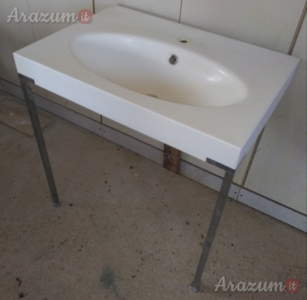 Lavandino Autoportante su Gambe in Acciaio con 2 gambe.
