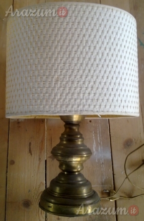 Lampada da tavolo base in metallo Ottone Brunito e Paralume in tessuto carta intrecciato