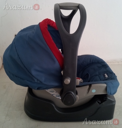 Seggiolino Ovetto auto Chicco da 0 a 13 kg. ben tenuto completo di base isofix, si aggancia e si stacca, si usa anche come ovetto da passeggio, o seggiolino da tavolo, completo di cappottina, lavato ed igienizzato. Unico piccolo difetto buco su plastica b