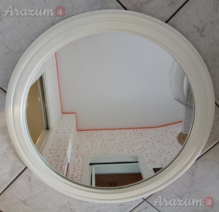 Specchio Rotondo Laccato con cornice lavorata sbalzata in legno