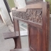 Specchiera in legno intagliato con alzata Antica presenta motivi a grappoli d'uva e frutta 2