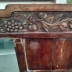 Specchiera in legno intagliato con alzata Antica presenta motivi a grappoli d'uva e frutta 3