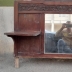 Specchiera in legno intagliato con alzata Antica presenta motivi a grappoli d'uva e frutta