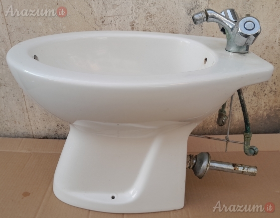 Bidet completo con miscelatore e scarico con predisposizione rubinetti laterali e uscita acqua dalla ceramica